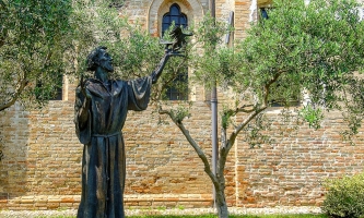 Bronzestatue des heiligen Franz von Assisi vor der Kirche San Francesco im italienischen Treviso