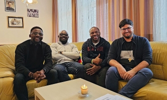 Vier Mitglieder der Ausbildungsgemeinschaft im Wiener Salesianum auf der Couch mit Kerze