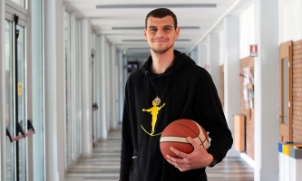 Marko Krstanovic steht in einem Gang – mit dem Basketball in der Hand und einer Don Bosco-Kette um den Hals.