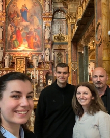 Marko Krstanovic mit seiner Schwester und seinen Eltern in der Maria-Hilf-Basilika in Turin